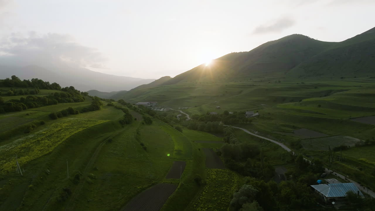 남부 조지아의 초바레티 필드 테라스 근처 산 위로 극적인 일몰