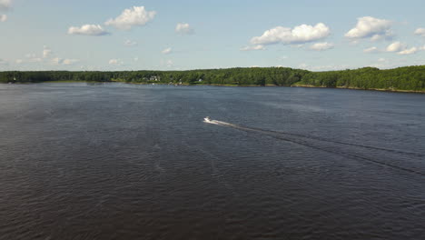 Face-Paced-drone-footage-showing-speed-boat-in-the-water,-wide-view,-high-altitude