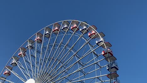 rueda gigante, parque de atracciones paseo marítimo paseo divertido de verano