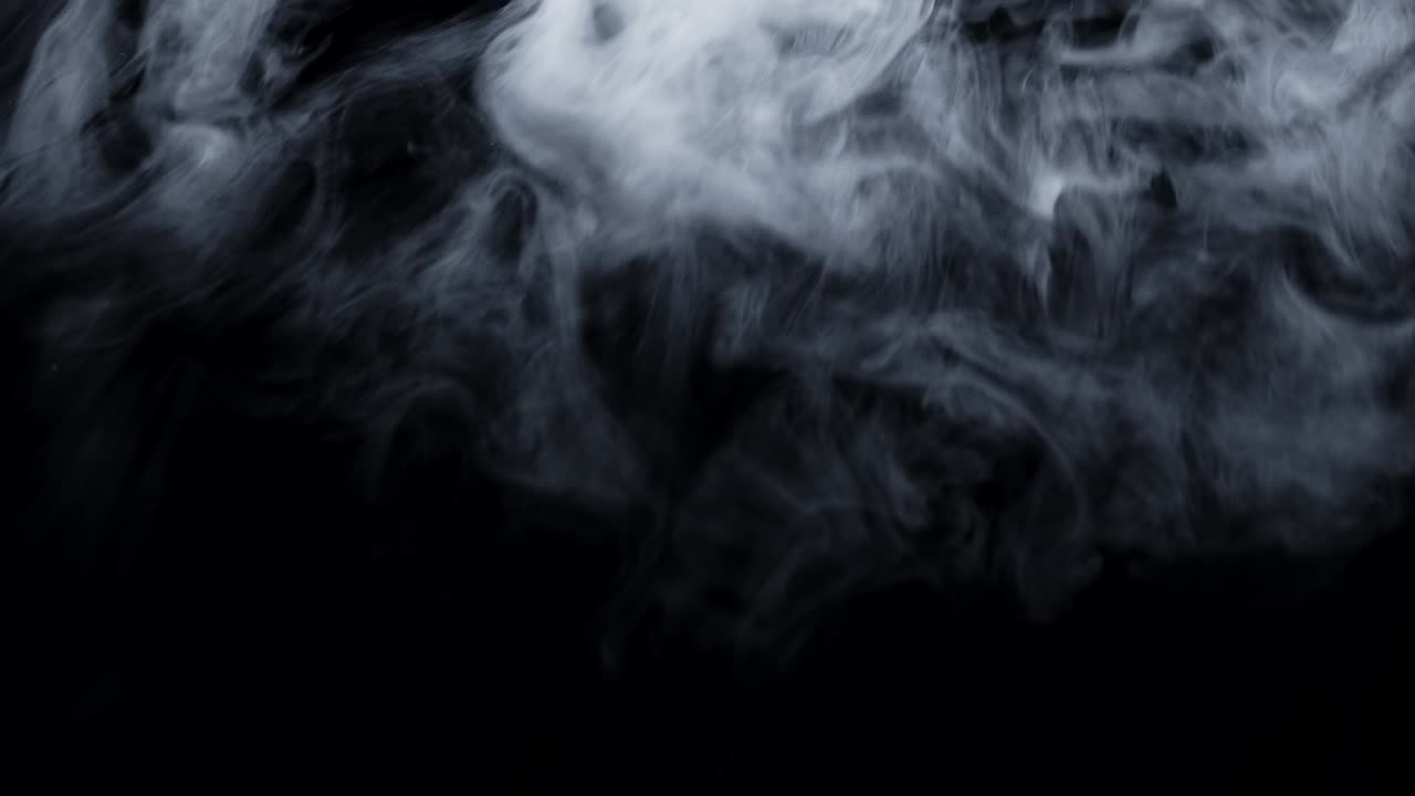 Sfondo con sovrapposizione di nuvole di ghiaccio secco. Fumo bianco astratto che fluttua lentamente su una superficie nera. Effetto nebbia atmosferica. Vero vapore misterioso. Filmato a tema Halloween.