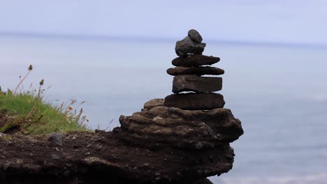 Carin-In-Island-Auf-Einer-Klippe