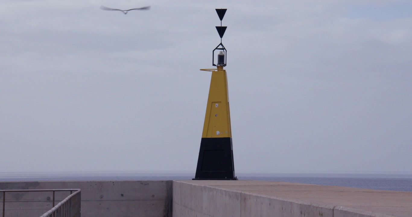 Ampia inquadratura dei punti di segnalazione del porto nel porto della Città Vecchia di Puerto del Carmen