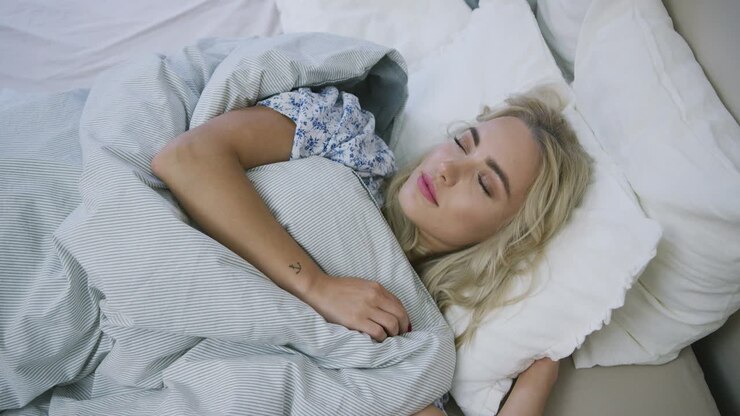 Mujer hermosa durmiendo en la cama