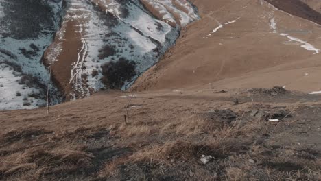 Spuren-Von-Schnee-Bedecken-Braune-Hügel-Und-Berge