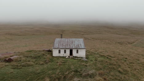 paisaje brumoso de cabaña abandonada con ovejas muertas