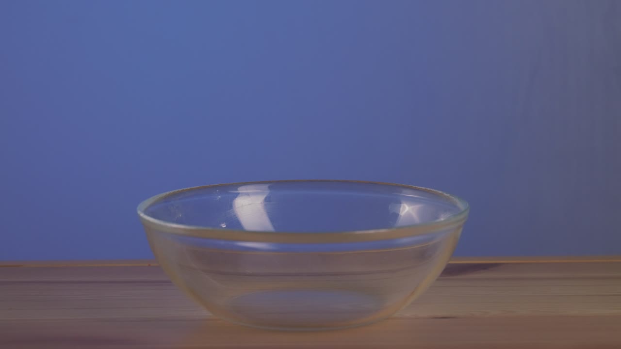 наливать зерно в миску