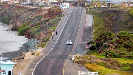 Teleskopansicht-Eines-Autos,-Das-Die-PCH-Autobahn-Carlsbad-Hinunterfährt