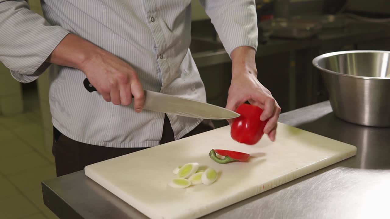 chef preparando verduras en una cocina