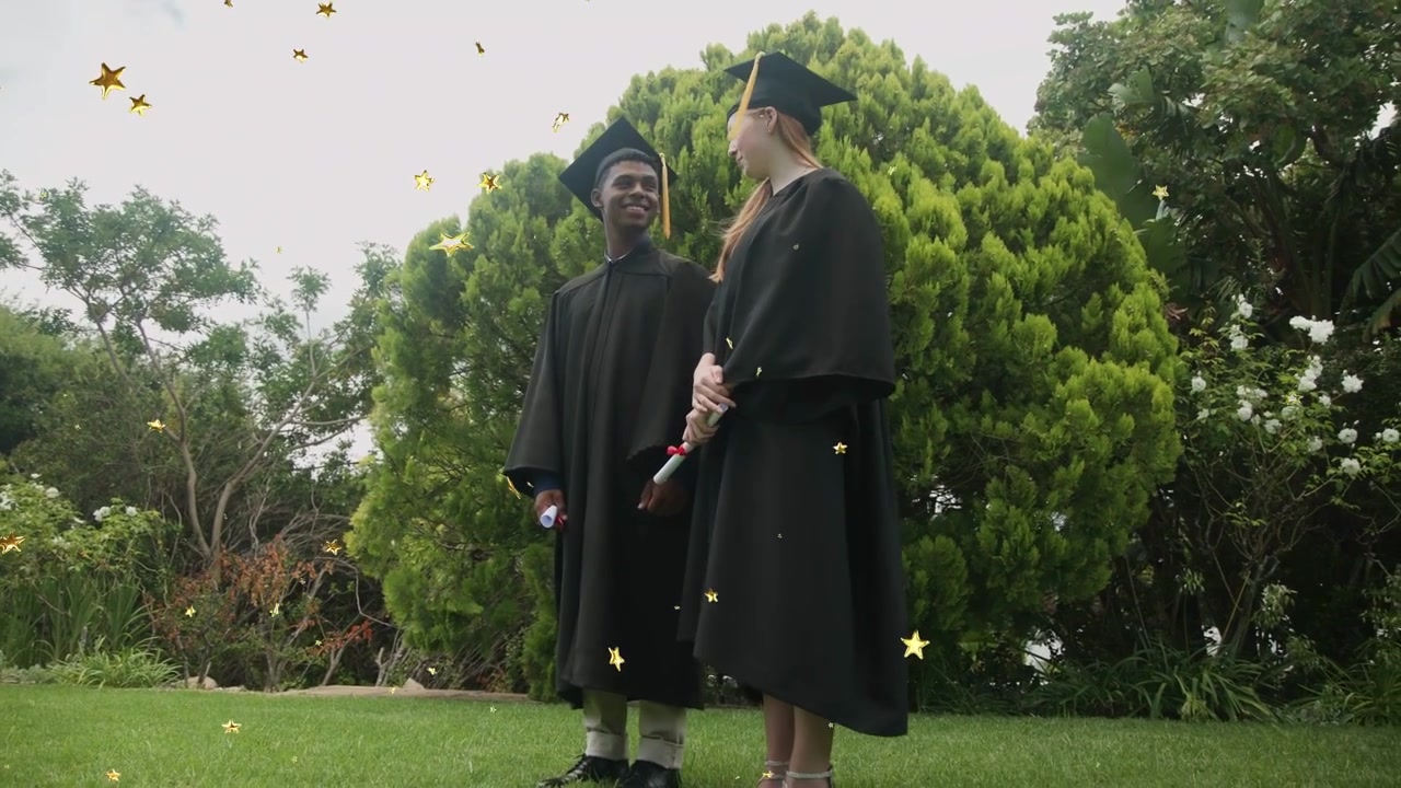 Video verticale: Confetti che iniziano a cadere, due laureati che tengono i diplomi e festeggiano con sorrisi.