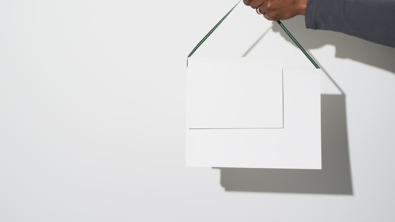 видео руки афроамериканца с белыми пустыми страницами, копирование пространства на белом фоне