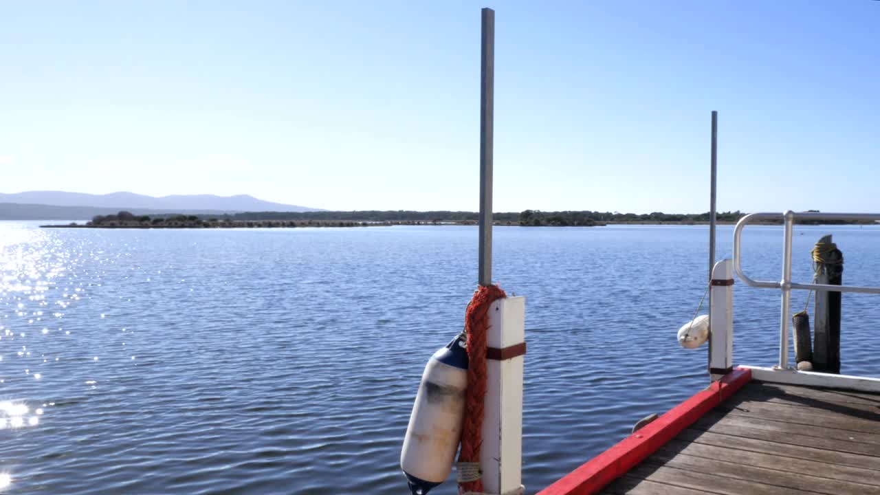 vista sobre el lago costero y la isla hacia la montaña