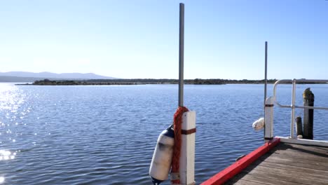 vista sobre el lago costero y la isla hacia la montaña