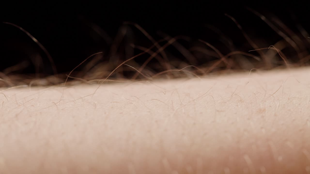 人間の肌に鳥肌が立つ瞬間を捉えた超接写。