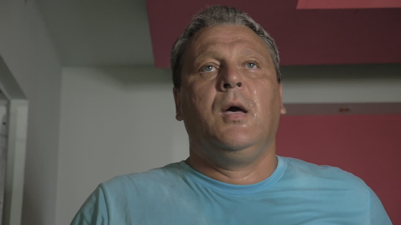 체육관 에서 스테핑 머신 을 사용 하여 강렬 히 달리는 사람