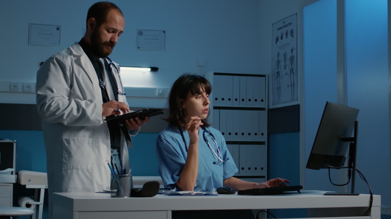 Professionisti del settore medico che lavorano in una clinica