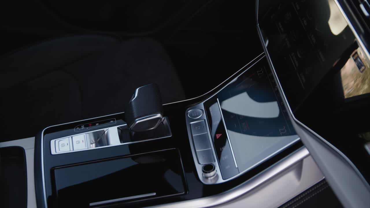 audi q7 interier detail of center panel