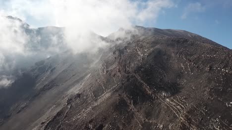 el volcán activo más alto de europa, etna, el lado salvaje - acantilados hacia arriba