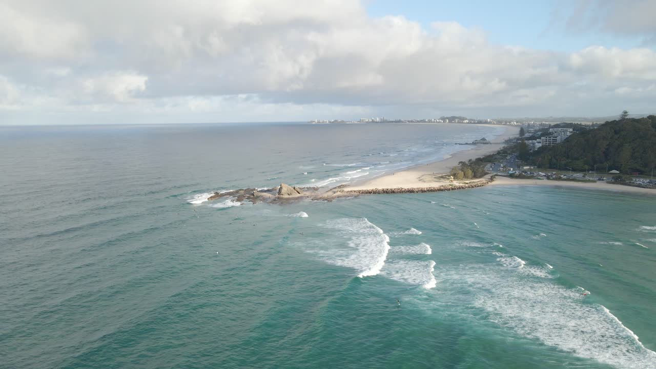 여름에 바위 해안에 튀는 바다 파도