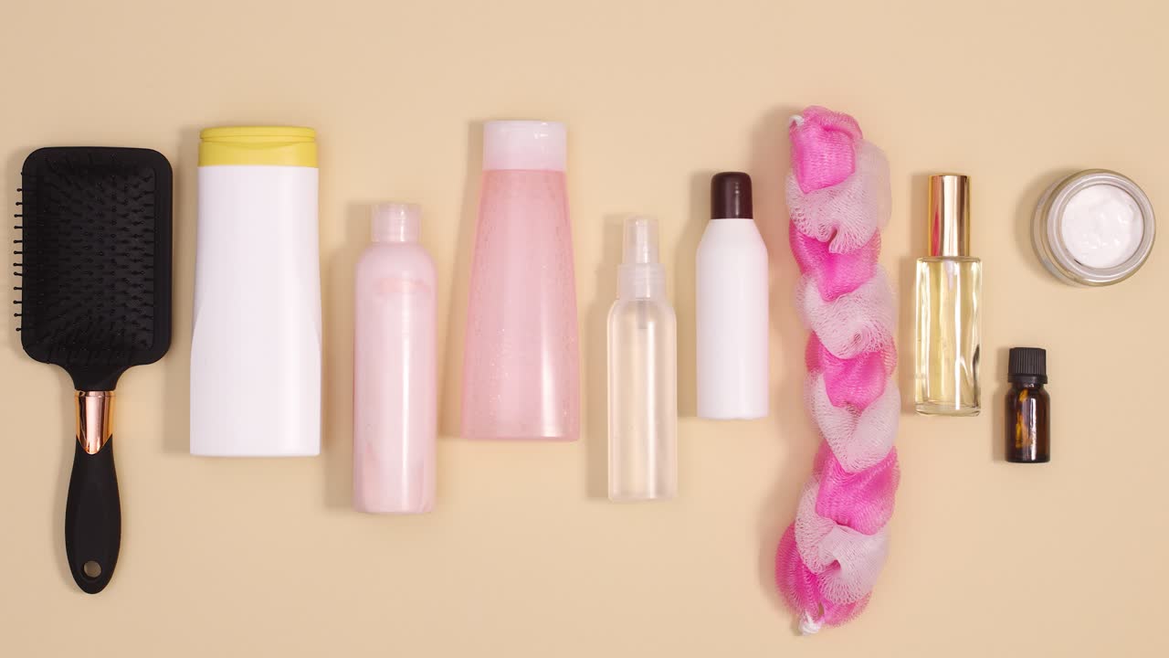 피부 관리, 웰니스 스파 및 미용 제품은 베이지 배경에서 위아래로 이동합니다.