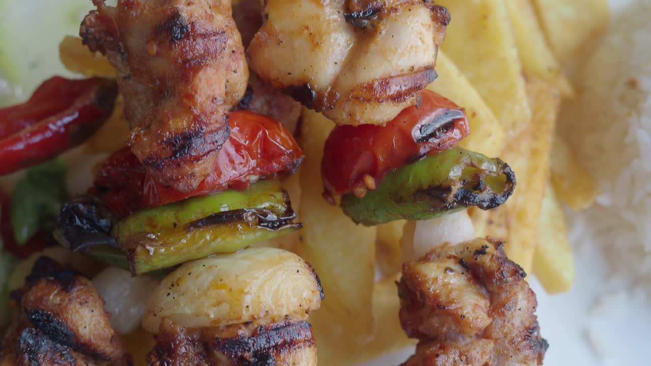 куриные пирожные с картошкой фри и рисом