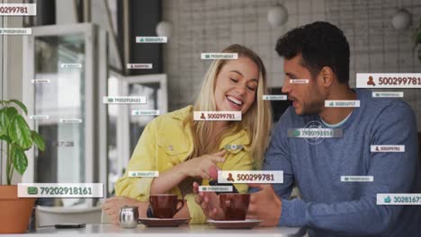 animación de iconos de las redes sociales flotando sobre una feliz pareja caucásica usando un teléfono inteligente tomando café