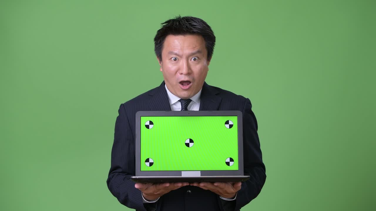 녹색 배경에 성숙한 일본 사업가