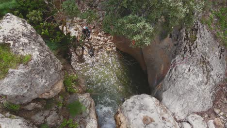 escalador haciendo rapel por cascada
