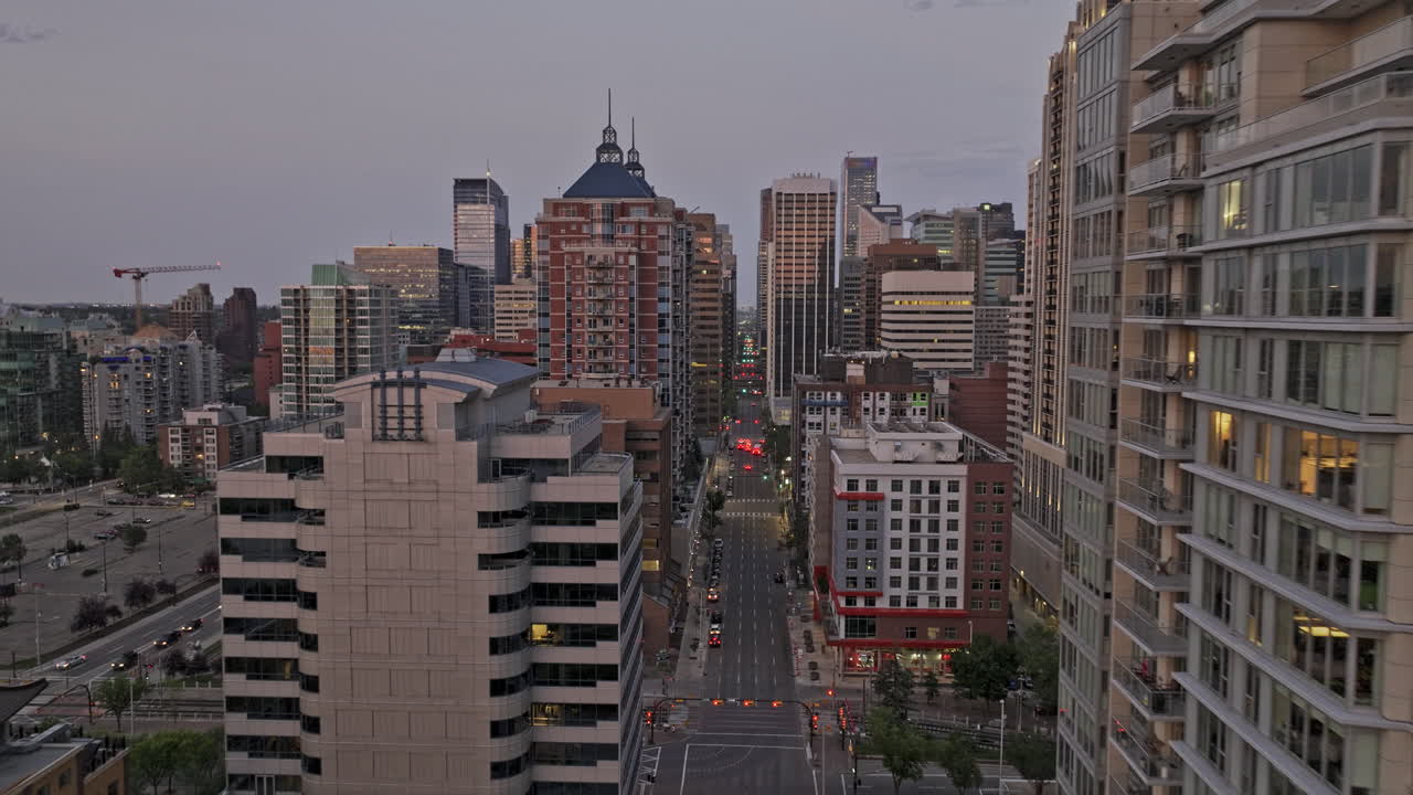 calgary ab canada aerial v60 bajo drone flyover centro comercial por encima de 5 ave sw capturando el paisaje urbano de altos rascacielos a lo largo de la avenida al atardecer - filmado con mavic 3 pro cine - julio 2023