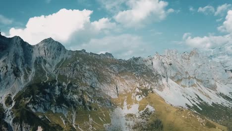 un camión sin piloto a la derecha que muestra la longitud de una montaña en un día soleado