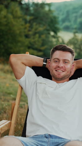 hombre relajándose al aire libre