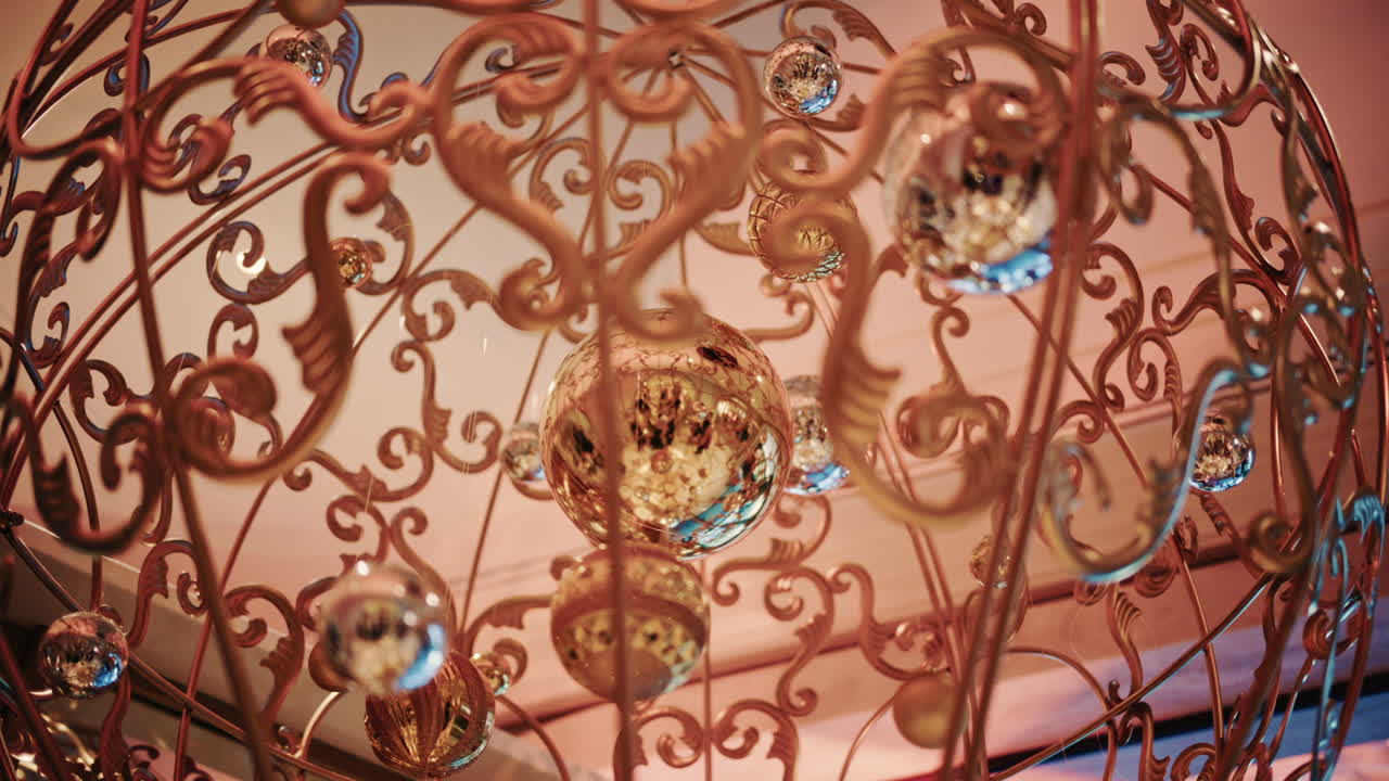 Close-up de enfeites de Natal decorativos pendurados em uma estrutura de metal ornamentada