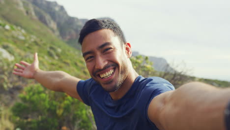 retrato de um homem feliz a caminhar