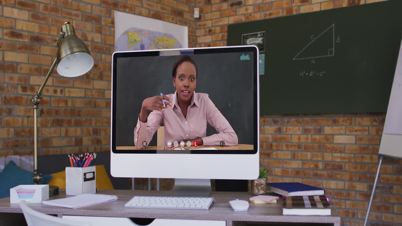 Eine Lehrerin mit gemischtem ethnischen Hintergrund ist während eines Videoanrufs auf einem Computerbildschirm zu sehen.