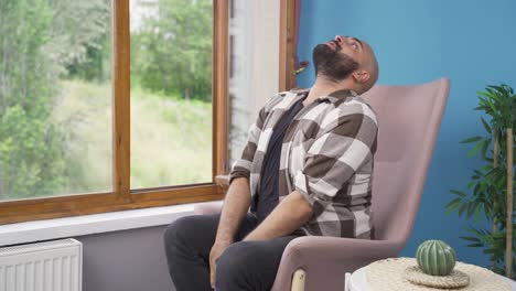 un hombre que tiene un colapso nervioso en casa está gritando.