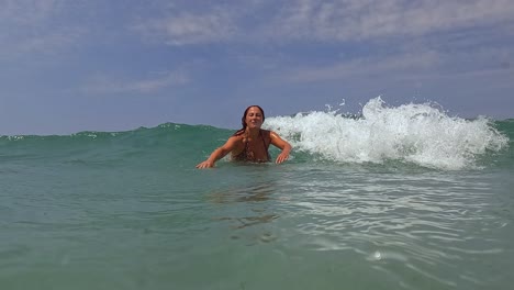 Punto-De-Vista-De-La-Superficie-Del-Agua-De-Mar-De-Una-Mujer-Activa-Adulta-Divirtiéndose-En-Las-Vacaciones-De-Verano-Esperando-Una-Gran-Ola-Rompiendo-Sobre-Ella