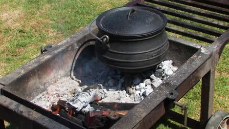 pootjie on the fire bubbling gently