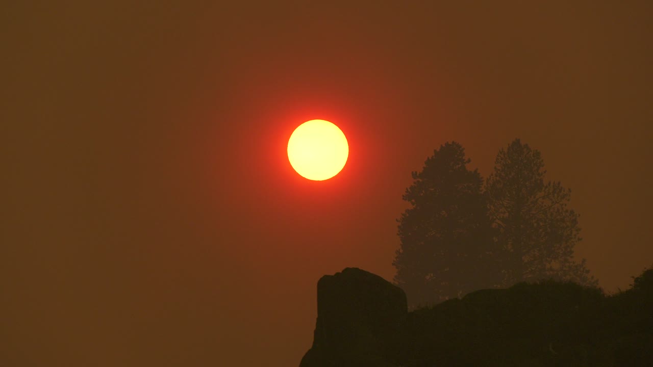 산불 연기로 인한 붉은 태양