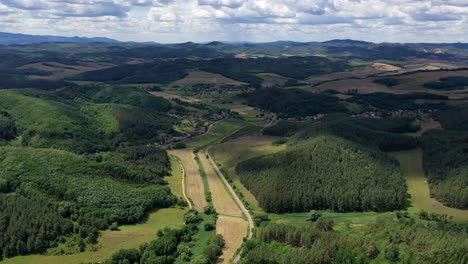 Viaje-Por-Carretera-A-Través-De-Un-Bosque-En-Europa