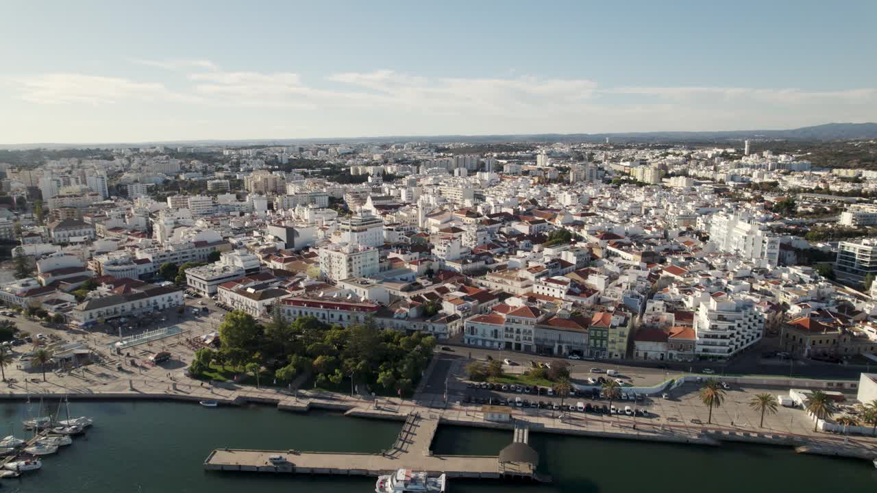 Ripresa aerea ascendente che rivela il panorama della città costiera di Portimão, Portogallo.