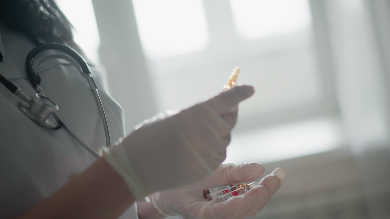 L'infermiera prepara i farmaci. Un operatore sanitario allestisce le forniture mediche. Un'infermiera compassionevole assembla i farmaci vicino alla finestra. Un'infermiera dedicata prepara con cura la fiala con calma e attenzione.