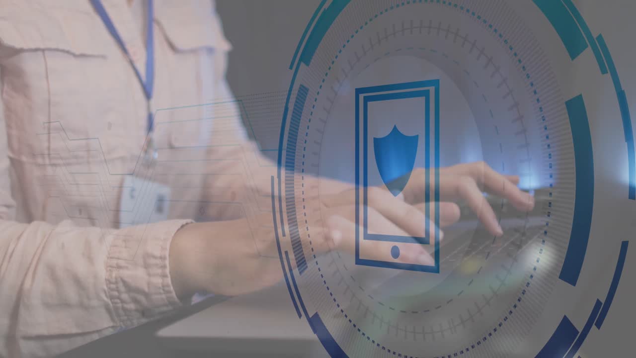 animación del procesamiento de datos sobre una trabajadora caucásica usando una computadora portátil en la sala de servidores