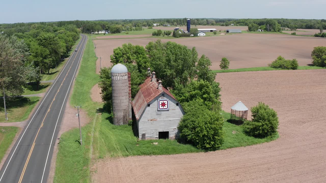 Panoramisk nærbillede fra luften af en gammel lade og silo i landbrugsområdet i Minnesota
