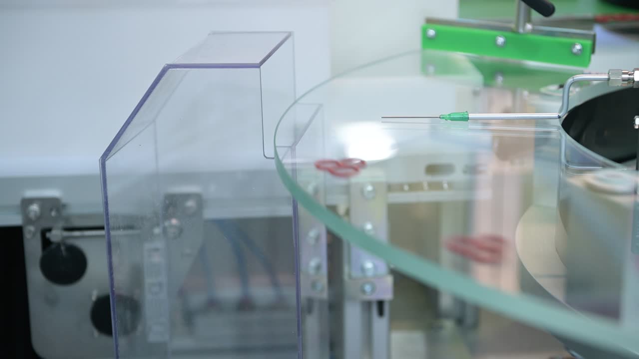 un círculo giratorio de vidrio, los productos de caucho se soplan en la tolva utilizando aire