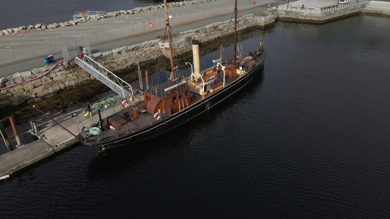 viejo barco de madera amarrado en el puerto por el fiordo de trondheim en el centro de noruega