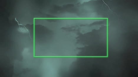 animación de un marco de neón brillante sobre un rayo en el cielo nublado
