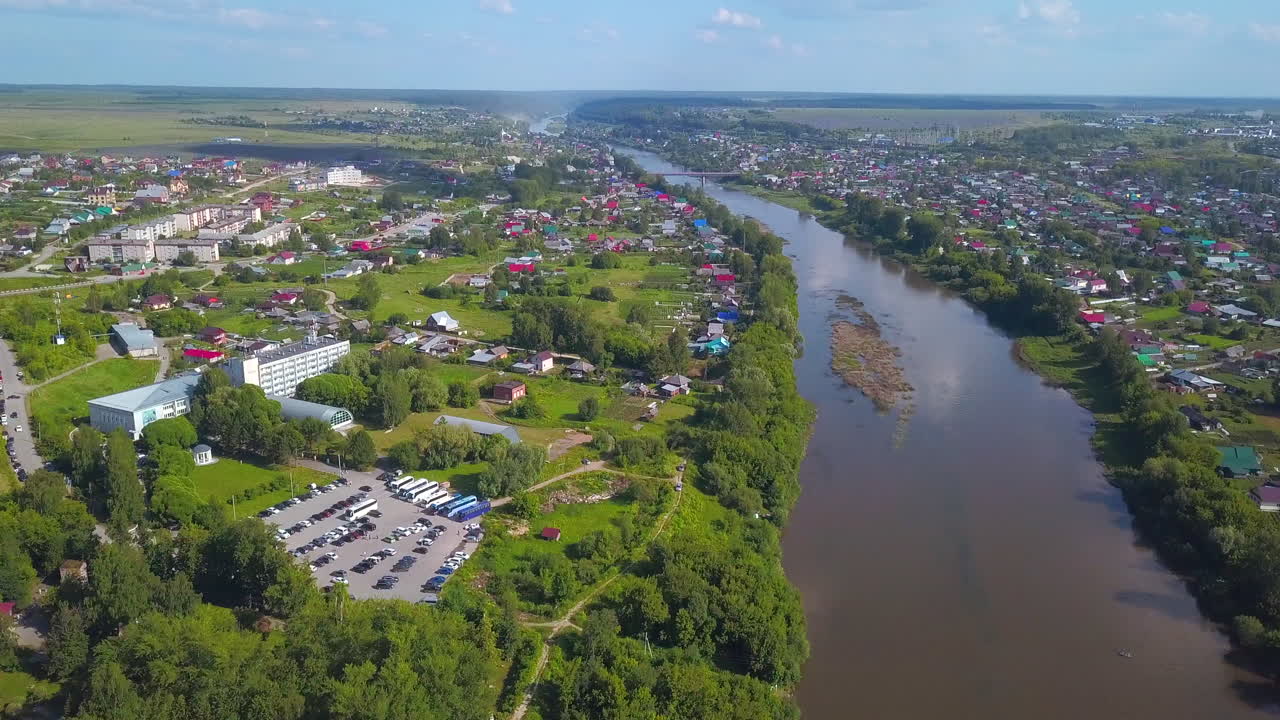 러시아 의 한 강 도시 의 공중 사진