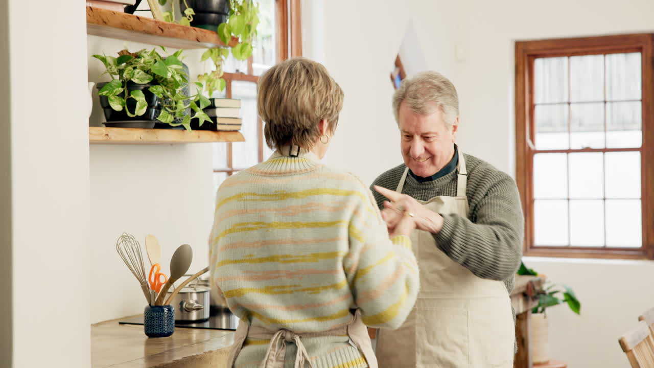 Amore, ballo e coppia anziana in cucina