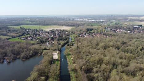 Vista-Aérea-De-La-Ciudad-Más-Pequeña-De-Inglaterra-Llamada-Fordwich-En-Kent