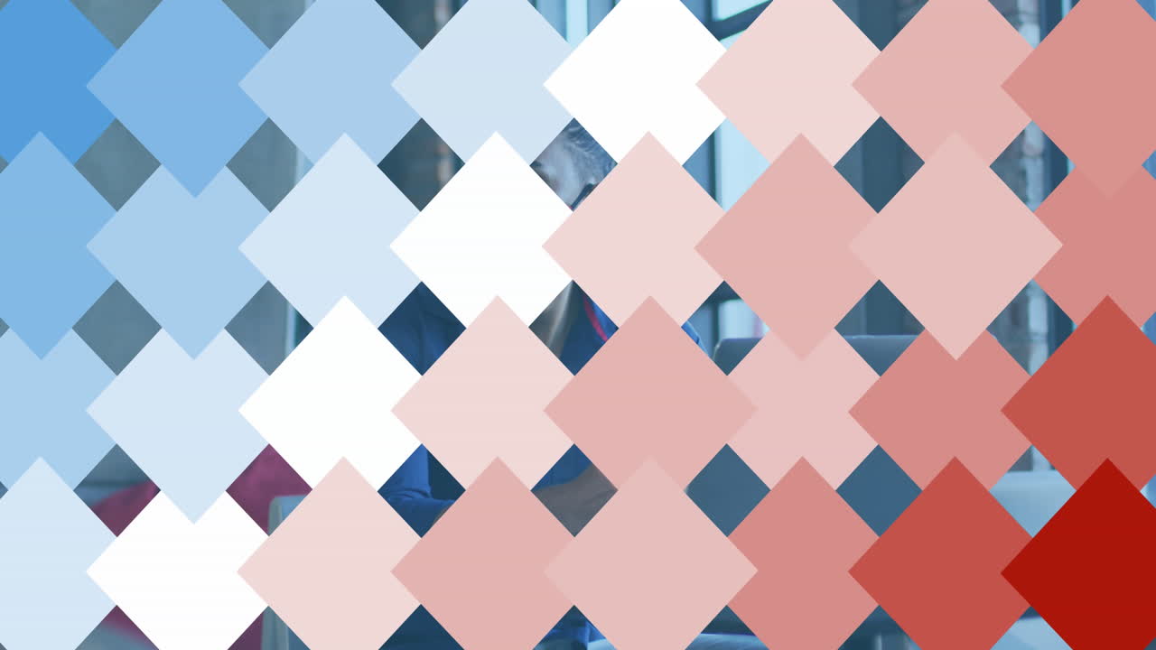 사무실에서 노트북을 사용하는 사람 위에서 매끄러운 패턴으로 그라디언트 사각형 모양의 애니메이션