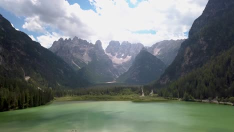 Grüner-See-Mit-Dolomiten-Im-Hintergrund,-Drohnenaufnahme-Des-Lago-Di-Landro,-Italien